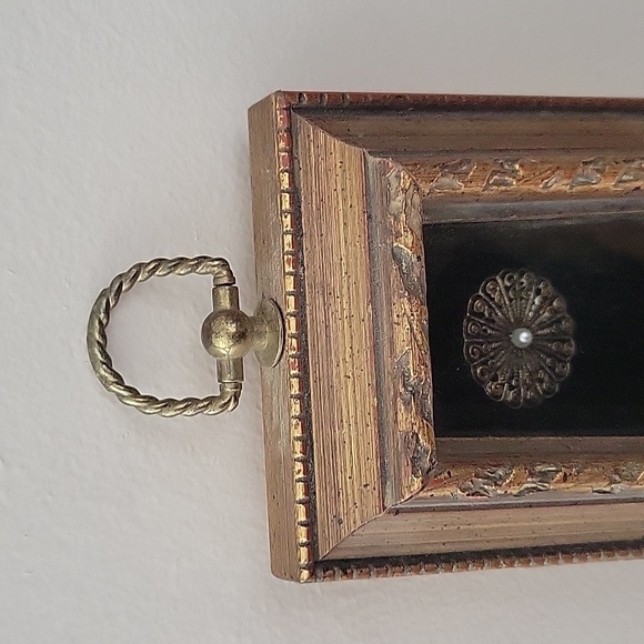 Vintage Colony Accents Cameo with Metal Art Wall Art - Picture 3 of 13